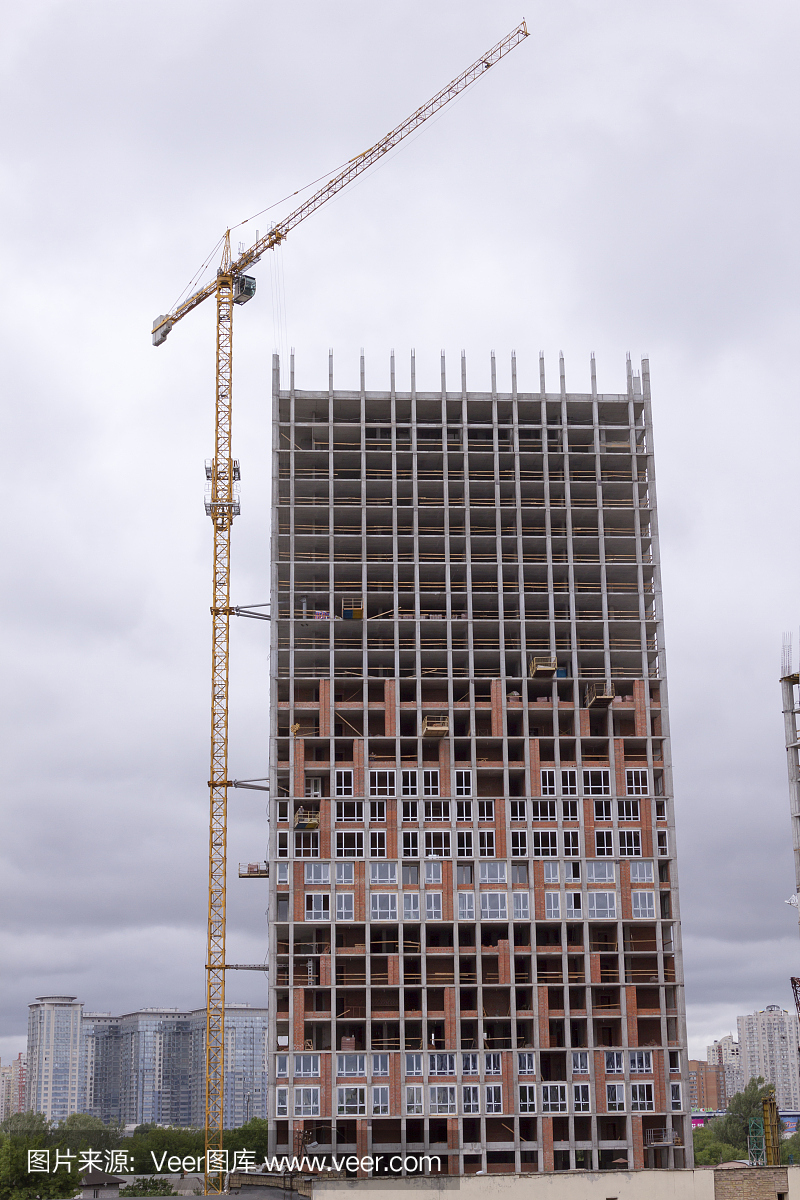 天空背景上的起重机和建筑施工